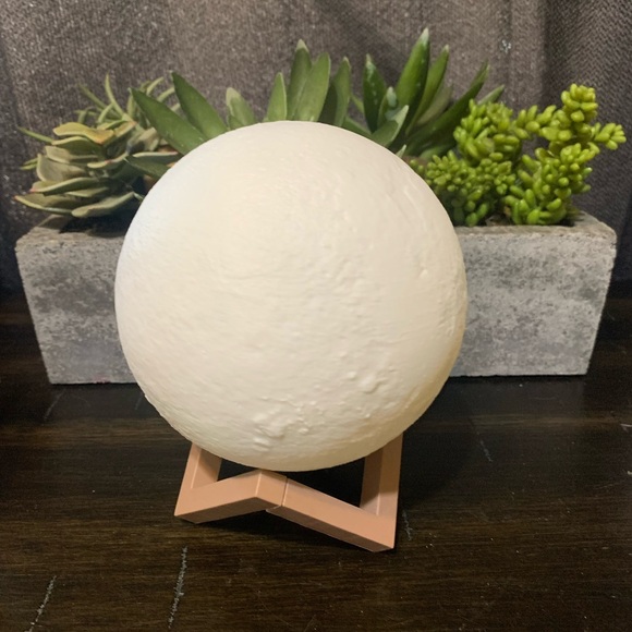 Moon night light for kids bedroom - Picture 2 of 4